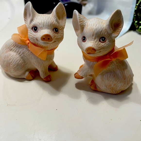 Enesco Other - 2 Pig Fingurines ENESCO Hand Painted Bisque 2.5”